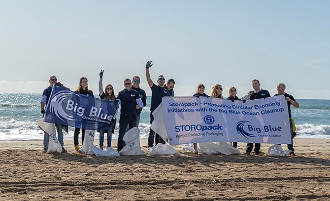 Un grupo de empleados de Storopack haciendo una limpieza en la playa