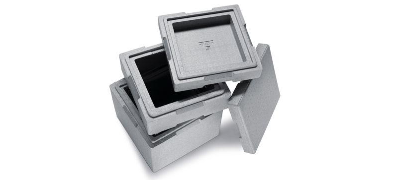 Una caja aislante gris con anillos intermedios y tapa