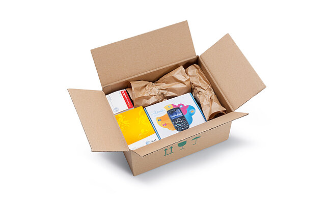 Una caja de cartón con un paquete de teléfonos móviles y almohadillas de papel marrón