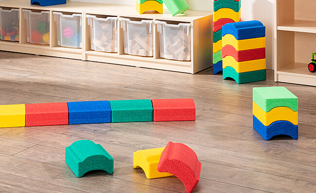 Bloques de juguete de colores en el suelo