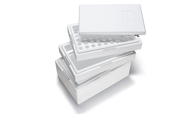Una caja aislante blanca con anillos intermedios y tapa
