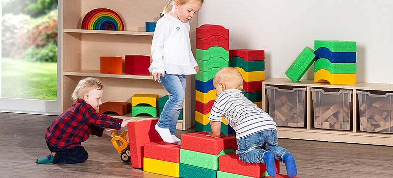 Niños jugando con bloques de juguete de colores