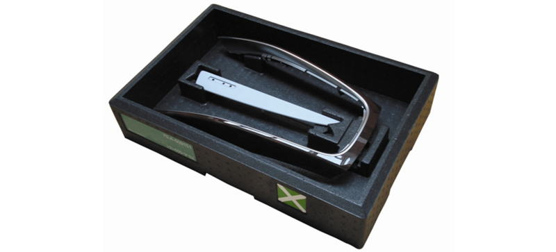 Una caja logística negra con componentes de automoción 