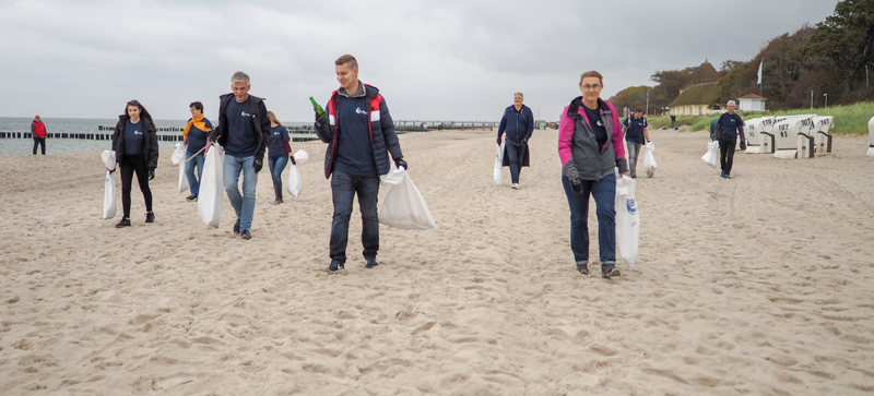 Un grupo de empleados de Storopack haciendo una limpieza en la playa