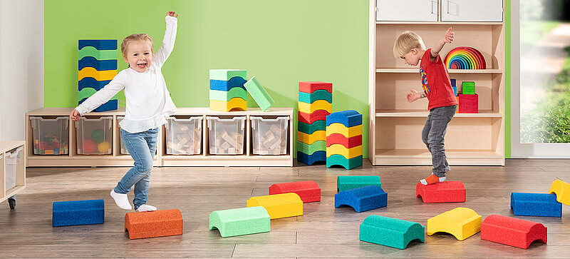 Niños jugando con bloques de juguete de colores