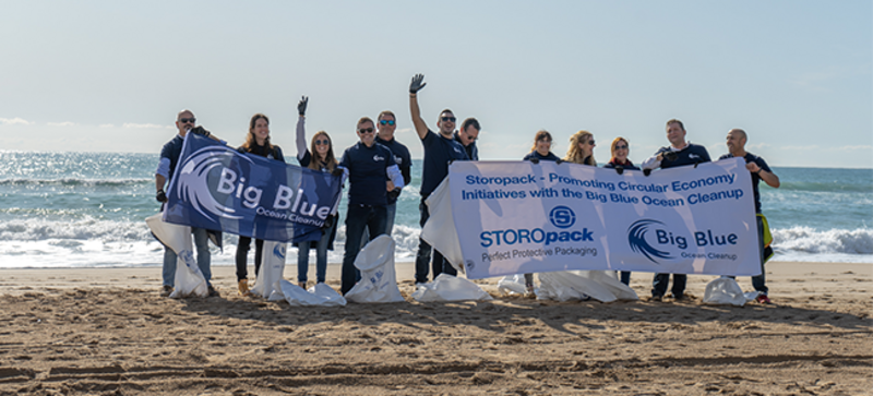 Un grupo de empleados de Storopack haciendo una limpieza en la playa