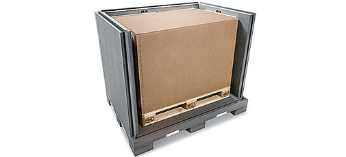 Ein schwarzer Isoliercontainer mit einem Innenkarton auf einer Palette und Kühlelementen