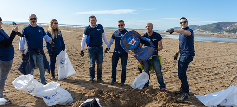 Un grupo de empleados de Storopack haciendo una limpieza en la playa