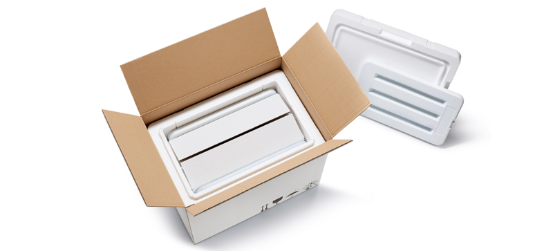 Una caja de cartón con una caja aislante blanca y otra caja interior y baterías de refrigeración