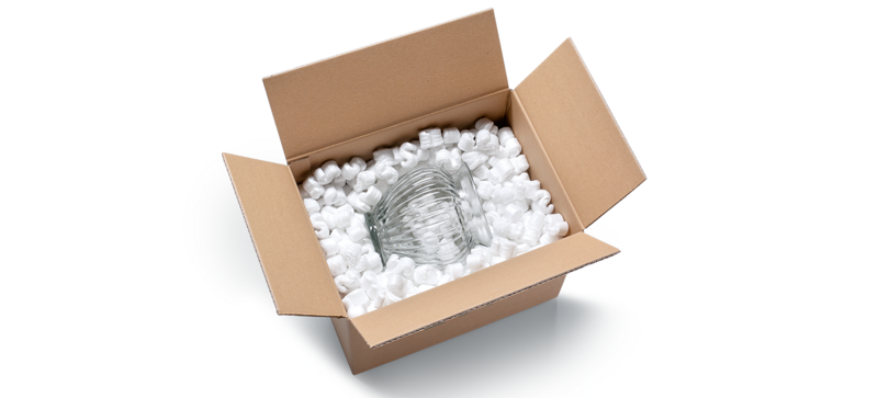 Una caja de cartón que contiene un jarrón de cristal y chips de embalaje blancos en forma de S
