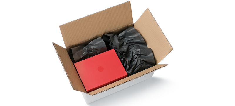 Una caja de cartón con una caja roja y almohadillados de papel marrón