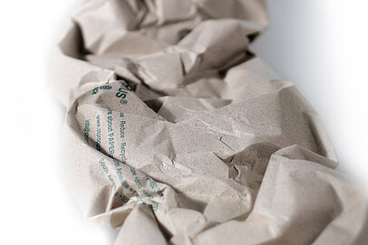 Una tira de almohadillados de papel marrón hecha de papel reciclado