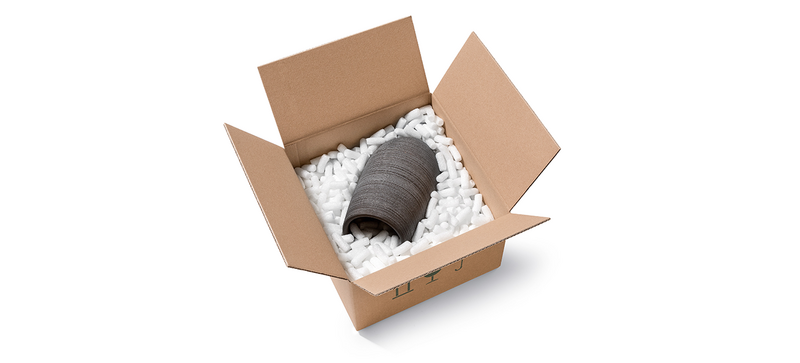 Una caja de cartón con un jarrón y chips de embalaje orgánicos oblongos