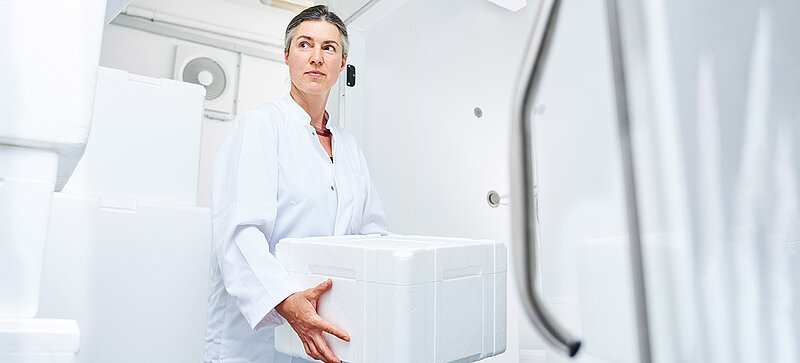 Una mujer sosteniendo una caja blanca de EPS