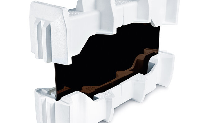 Ordenadores portátiles y tabletas apilados unos encima de otros