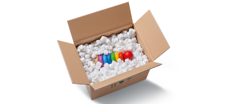 Una caja de cartón que contiene un juguete para niños y chips de embalaje blancos en forma de S