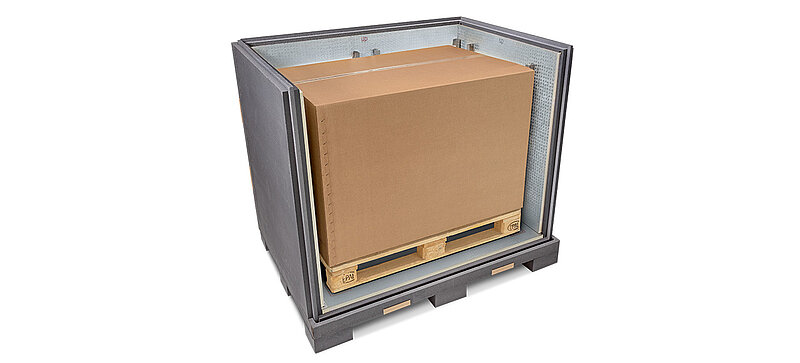 Un contenedor aislante gris con una caja de cartón interior y baterías de refrigeración en un palé 