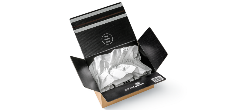 Una caja de cartón negra que contiene un almohadillado de papel blanco
