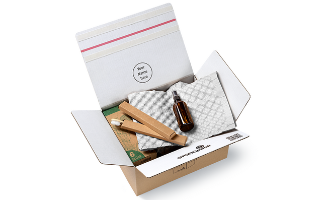Una caja de cartón con productos y hojas de papel blanco de burbujas