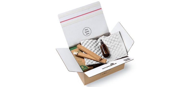 Una caja de cartón con productos y hojas de papel blanco de burbujas