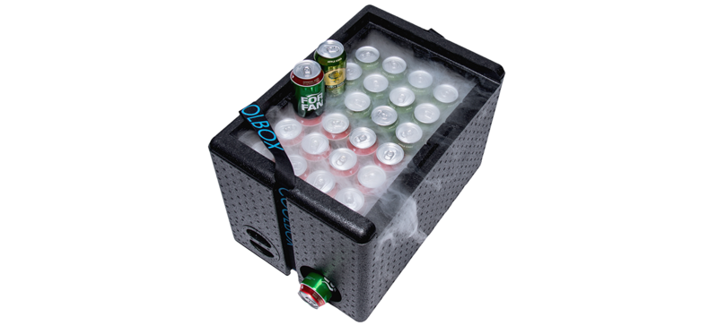 Una caja negra aislante que contiene bebidas enlatadas 
