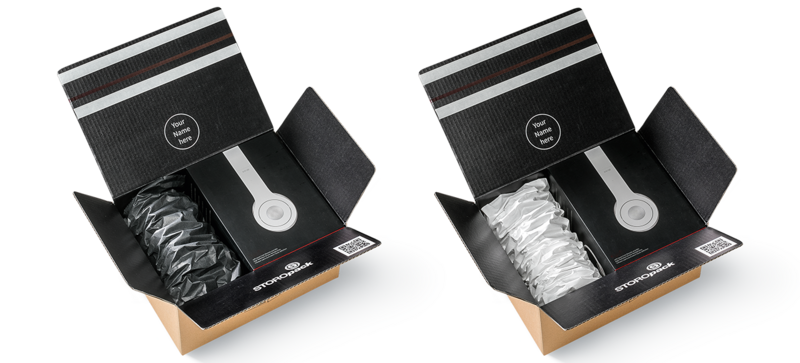 Dos cajas de cartón que contienen auriculares y almohadillados de papel de papel blanco y negro