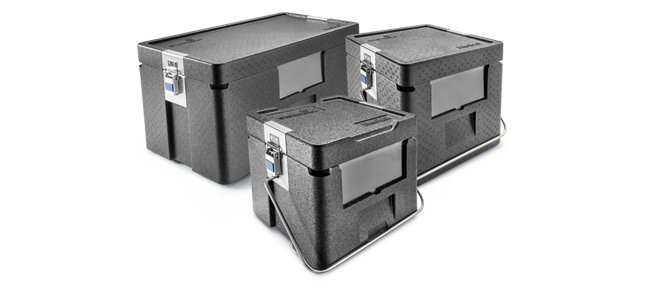 Tres cajas aislantes negras con asas de transporte metálicas