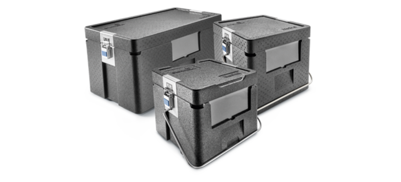 Tres cajas aislantes negras con asas de transporte metálicas