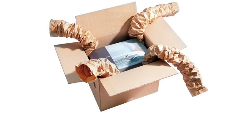 Una caja de cartón con vajilla y almohadillados de papel marrón