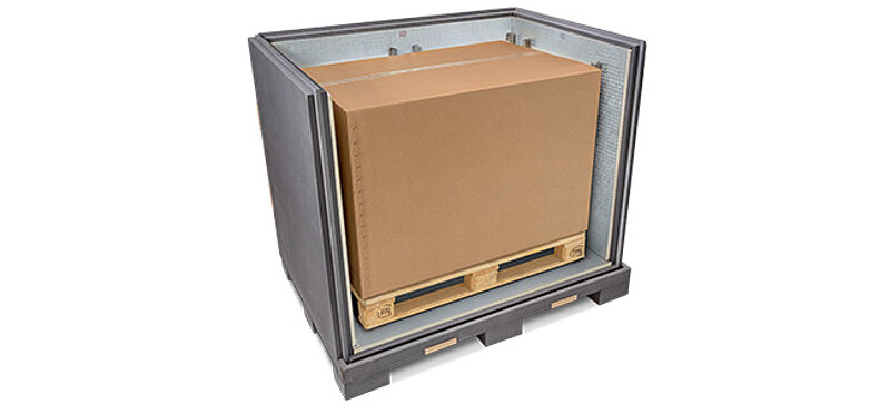 Un contenedor aislante gris con una caja de cartón interior y baterías de refrigeración en un palé