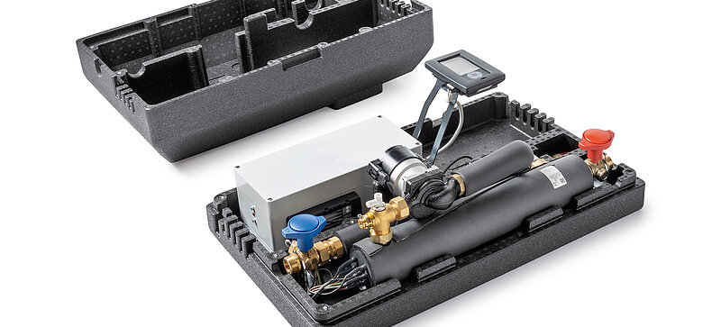 
		  Un hombre frente a un panel de regulación de calefacción