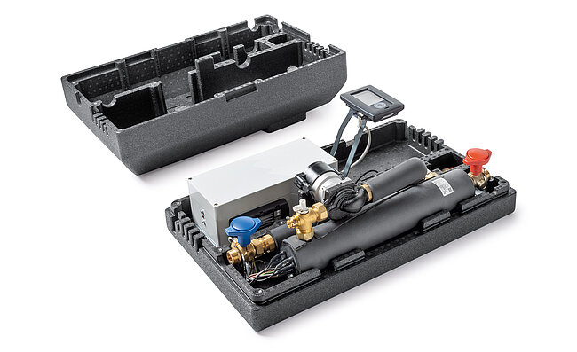 Un hombre frente a un panel de regulación de calefacción