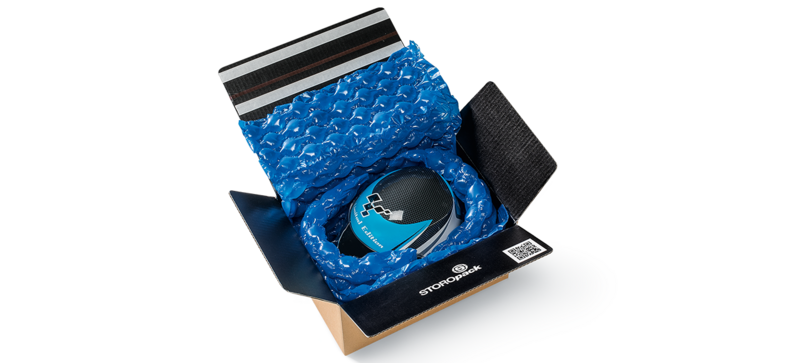 Una caja de cartón que contiene un casco y acolchado de aire azul