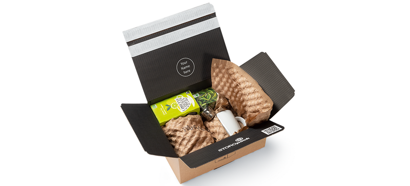 Una caja de cartón con productos y almohadillas de papel marrón