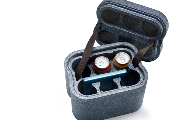 Una caja aislante azul personalizada que contiene latas de bebidas