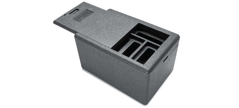 Una caja aislante negra con una ranura intermedia para baterías de refrigeración, así como una tapa deslizante