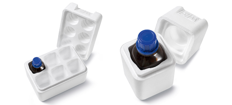 Dos cajas de seguridad blancas con frascos de laboratorio