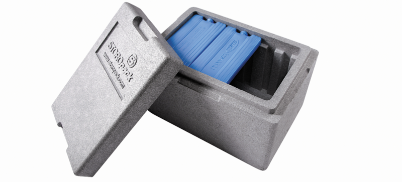 Una caja aislante gris con una ranura intermedia para baterías de refrigeración