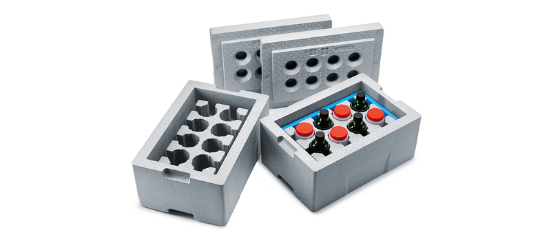 Dos cajas aislantes grises con frascos de laboratorio