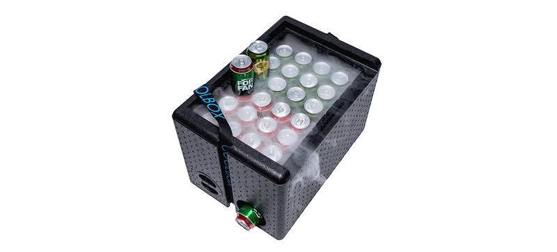 Una caja negra aislante que contiene bebidas enlatadas 