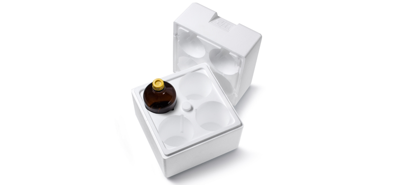 Una caja de seguridad blanca que contiene un frasco de laboratorio